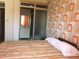 Apartamento familiar, 2 habitaciones | 2 dormitorios, espacio para trabajar con un portátil, ropa de cama