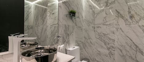 Regadera, toallas, jabón, shampoo