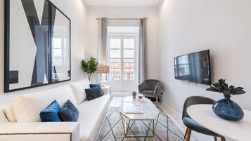 Apartament (1 Bedroom) | Sala d'estar | Televisor de pantalla plana de 32 polzades amb canals per cable