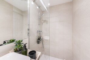 Apartment (1 Bedroom) | Badezimmer | Dusche, Haartrockner, Handtücher, Seife