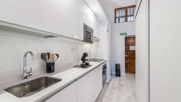 Apartament (1 Bedroom) | Cuina privada | Frigorífic gran, microones, forn i placa de cuina