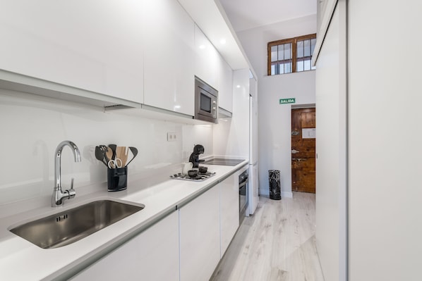 Apartment (1 Bedroom) | Eigene Küche | Großer Kühlschrank, Mikrowelle, Ofen, Herdplatte