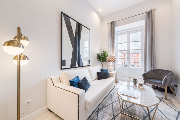 Appartement (1 Bedroom) | Salle de séjour | Téléviseur à écran plat de 32 po avec télévision par câble, téléviseur