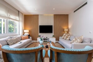 Apartment (3 Bedrooms) | Living area