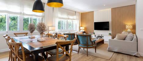 Appartement (3 Bedrooms) | Aire de séjour | Téléviseur de 32 po avec télévision par cùble