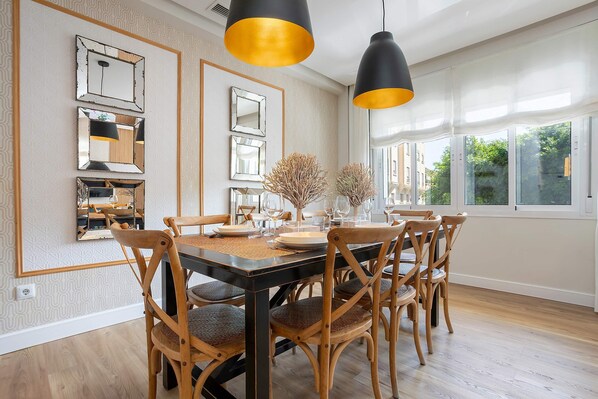 Apartment (3 Bedrooms) | In-room dining