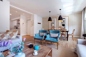 Apartment (3 Bedrooms) | Living area