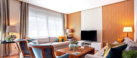 Apartment (3 Bedrooms) | Wohnbereich | 32-Zoll-Fernseher mit Kabelempfang