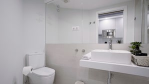 Apartment, 1 Bedroom | Bathroom | Shower, towels, soap, shampoo - Apartment 1Bd With Balcony in Plaza Mayor Square. Plaza Mayor I (Madrid)