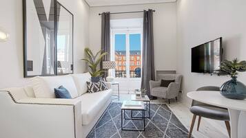 Apartament, 1 dormitori | Sala d'estar | Televisor de pantalla plana de 32 polzades amb canals per cable