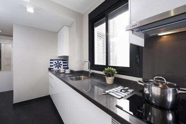 Lejlighed (2 Bedrooms) | Privat køkken | Køleskab/fryser i fuld størrelse, mikrobølgeovn, ovn, kogeplade