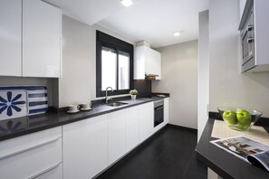 Apartment (2 Bedrooms) | Dapur peribadi | Peti sejuk/penyejuk beku saiz penuh, ketuhar gelombang mikro, ketuhar 