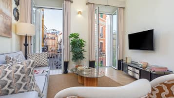 Apartment (2 Bedrooms) | Wohnbereich | 32-Zoll-Fernseher mit Kabelempfang