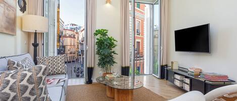 Departamento (2 Bedrooms) | Área de sala de estar | Televisión de 32 pulgadas con canales por cable