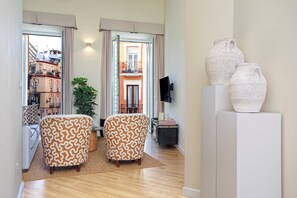 Appartement (2 Bedrooms) | Woonruimte | Een 32-inch televisie met kabelzenders