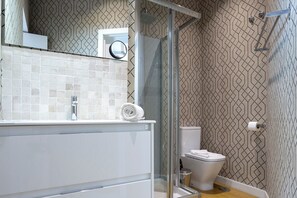 Appartamento (2 Bedrooms) | Bagno | Doccia, asciugacapelli, asciugamani, sapone