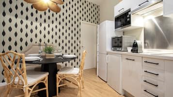 Apartment (2 Bedrooms) | Private kitchen | Microwave, oven, coffee/tea maker, cookware/dishes/utensils