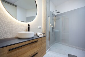Departamento (2 Bedrooms) | Baño | Regadera, secadora de cabello, toallas, jabón 