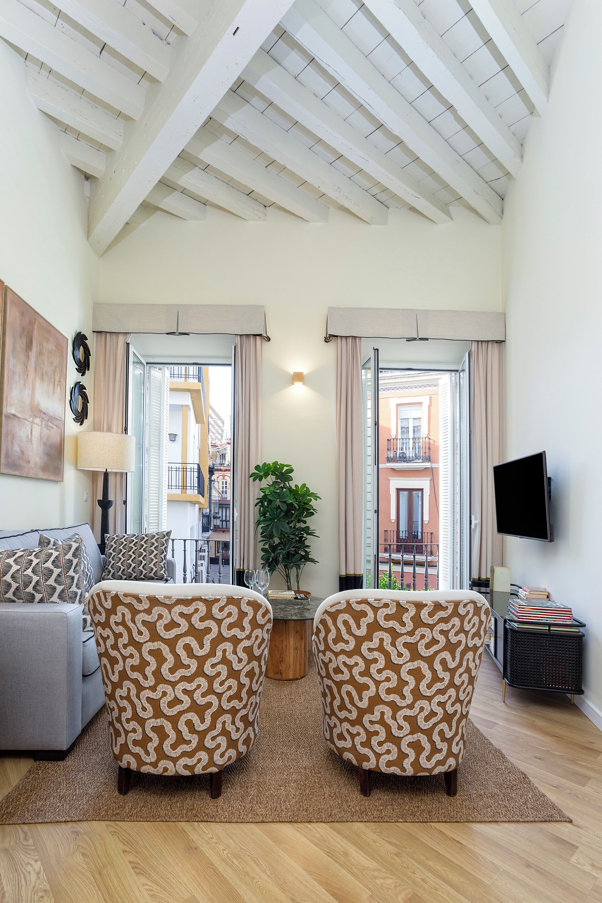 Apartamento (2 Bedrooms) | Zona de estar | Televisión de 32 pulgadas con canales por cable