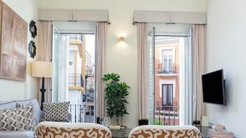 Apartamento (2 Bedrooms) | Zona de estar | Televisión de 32 pulgadas con canales por cable