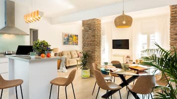 Apartment (4 Bedrooms) | Living area