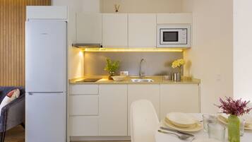 Appartement | Privékeuken | Een koelkast/vriezer, een magnetron, een koffiezetapparaat/waterkoker