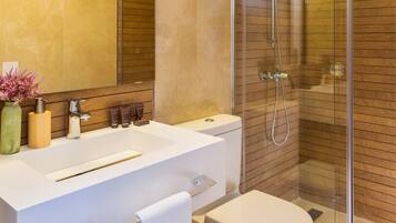 Appartement | Badkamer | Een douche, een haardroger, handdoeken, zeep