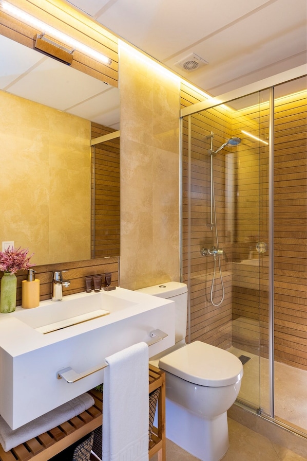 Apartment | Badezimmer | Dusche, Haartrockner, Handtücher, Seife