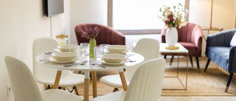 Apartment | Essbereich im Zimmer