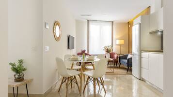 Appartement | Woonruimte | Een 32-inch televisie met kabelzenders