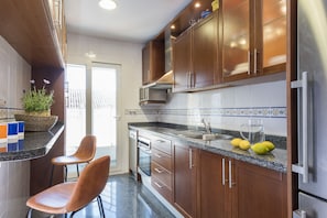 Appartement | Cuisine privée | Grand réfrigérateur, micro-ondes, four, plaque de cuisson