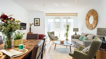 Appartement (3 Bedrooms) | Woonruimte | Een 32-inch televisie met kabelzenders