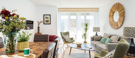 Apartment (3 Bedrooms) | Living area | 32-inch TV with cable channels