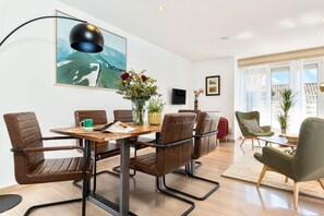Apartment (3 Bedrooms) | In-room dining