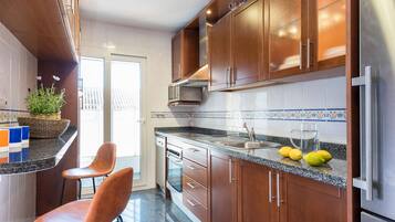 Apartment (3 Bedrooms) | Private kitchen | Full-size fridge, microwave, oven, stovetop