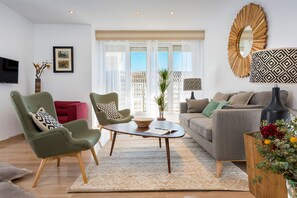 Departamento (3 Bedrooms) | Área de sala de estar | Televisión de 32 pulgadas con canales por cable 