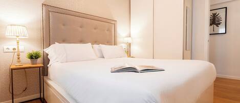 Apartment (2 Bedrooms) | 2 Schlafzimmer, Bügeleisen/Bügelbrett, kostenloses WLAN, Bettwäsche