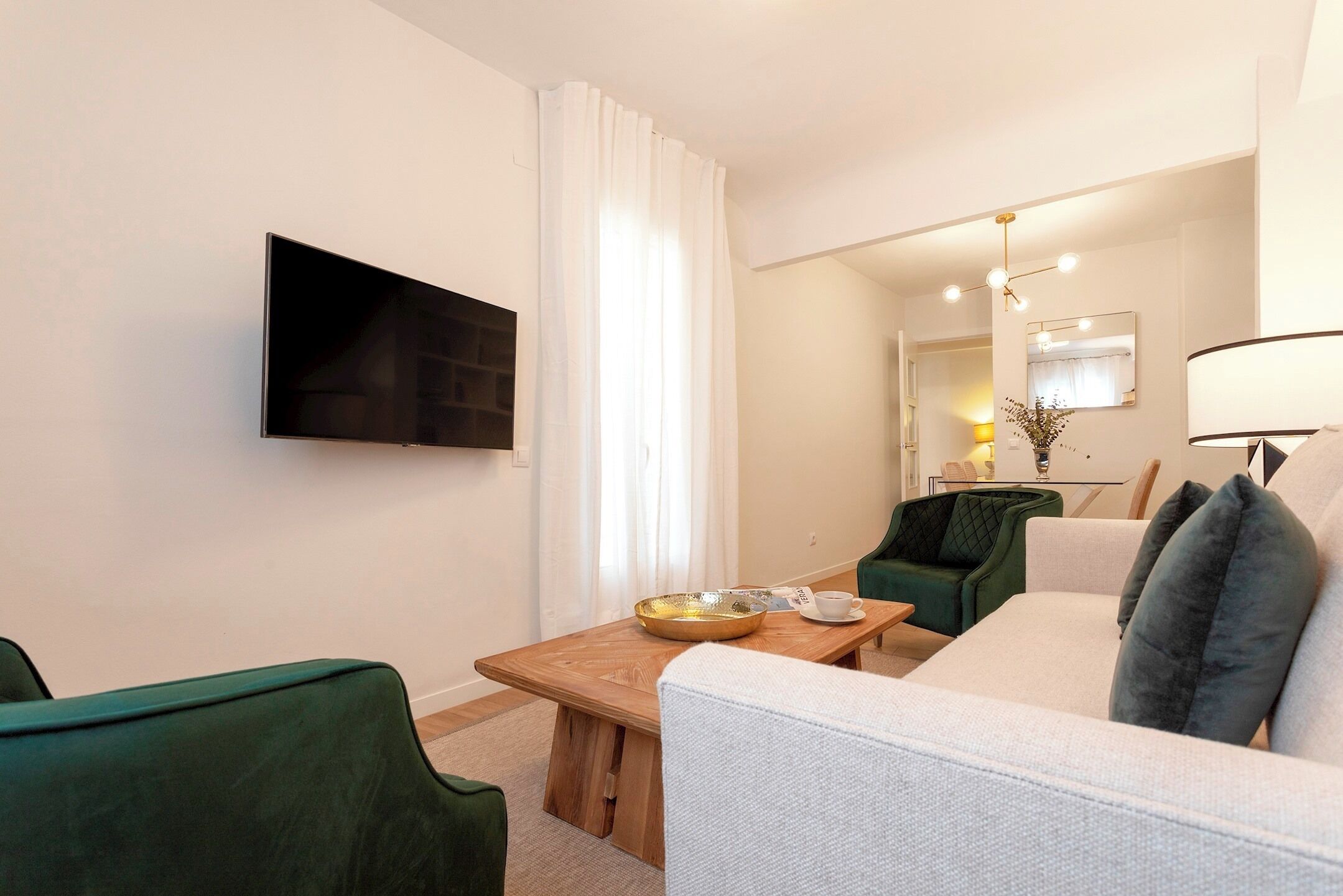 Apartment (2 Bedrooms) | Wohnbereich | 32-Zoll-Fernseher mit Kabelempfang