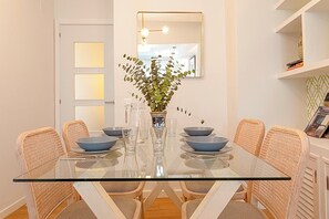 Apartment (2 Bedrooms) | In-room dining