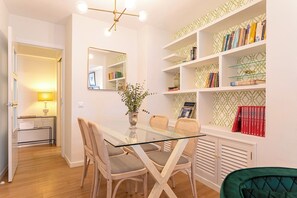 Apartment (2 Bedrooms) | Essbereich im Zimmer