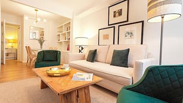 Leilighet (2 Bedrooms) | Oppholdsområde | En 32-tommers TV med kabel-kanaler