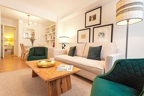 Apartment (2 Bedrooms) | Living area | 32-inch TV with cable channels - Genteel Home Velarde (Seville)