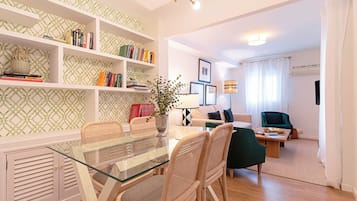 Apartment (2 Bedrooms) | Essbereich im Zimmer