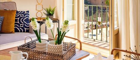 Apartment (4 Bedrooms) | Living area