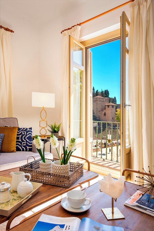 Apartment (4 Bedrooms) | Living area