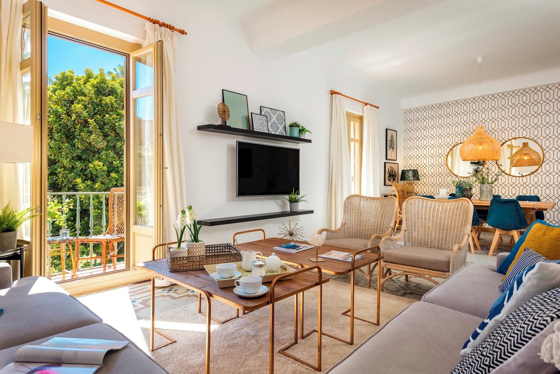 Departamento (4 Bedrooms) | Área de sala de estar | Televisión de 32 pulgadas con canales por cable 