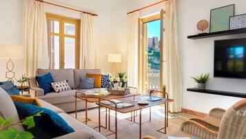 Appartement (4 Bedrooms) | Woonruimte | Een 32-inch televisie met kabelzenders