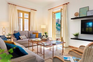 Apartment (4 Bedrooms) | Living area