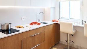 Apartment (1 Bedroom) | Private kitchen | Coffee/tea maker, full-sized fridge, microwave, stovetop - Genteel Home Don Remondo (Seville)
