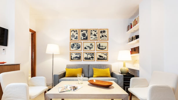 Apartment (1 Bedroom) | Living room | 32-inch TV with cable channels - Genteel Home Don Remondo (Seville)